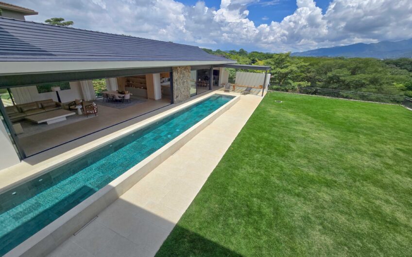Lujosa casa full amueblada con piscina privada y vista en Hacienda Espinal San Rafael de Alajuela