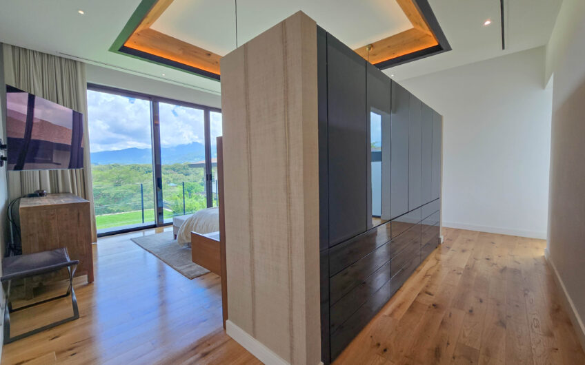 Lujosa casa full amueblada con piscina privada y vista en Hacienda Espinal San Rafael de Alajuela