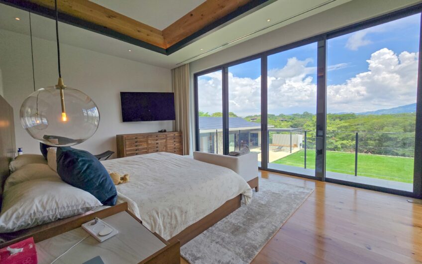 Lujosa casa full amueblada con piscina privada y vista en Hacienda Espinal San Rafael de Alajuela