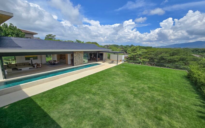 Lujosa casa full amueblada con piscina privada y vista en Hacienda Espinal San Rafael de Alajuela