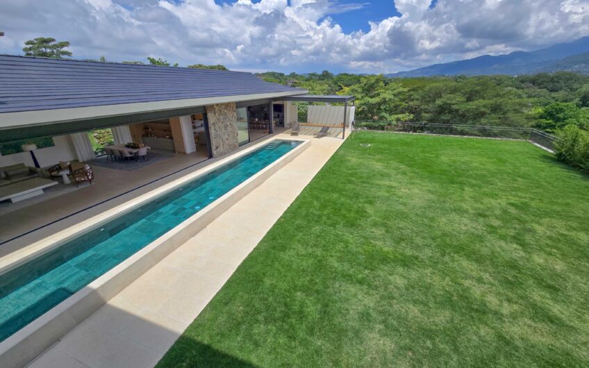 Lujosa casa full amueblada con piscina privada y vista en Hacienda Espinal San Rafael de Alajuela