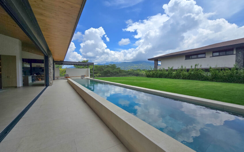 Lujosa casa full amueblada con piscina privada y vista en Hacienda Espinal San Rafael de Alajuela