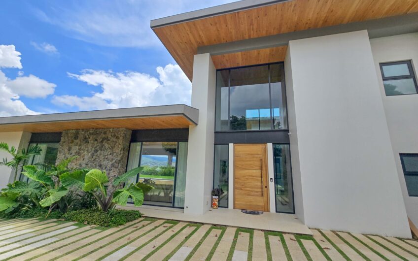 Lujosa casa full amueblada con piscina privada y vista en Hacienda Espinal San Rafael de Alajuela