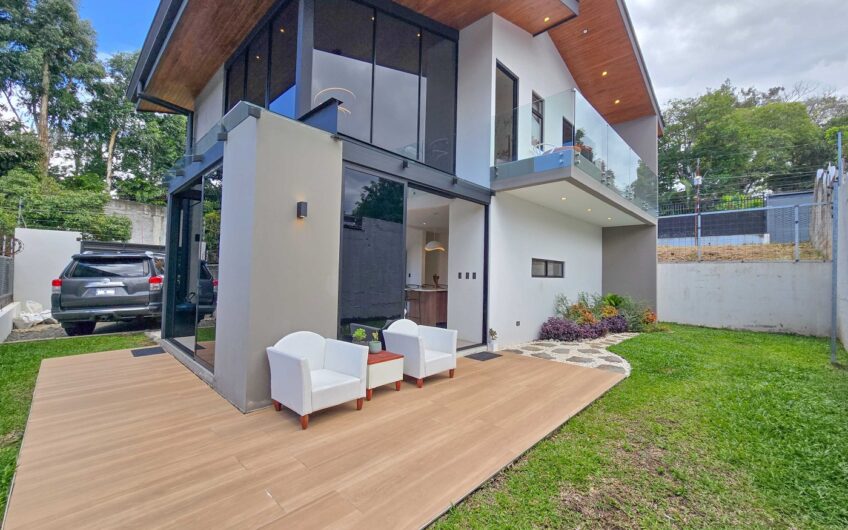 Casa Independiente Contemporánea con Jardín en Bello Horizonte Escazú
