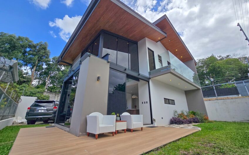 Casa Independiente Contemporánea con Jardín en Bello Horizonte Escazú