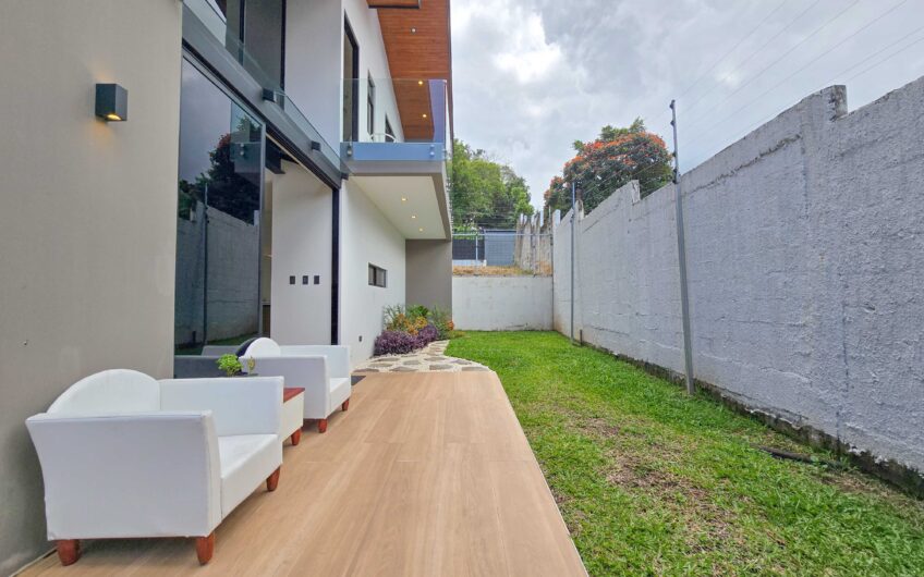 Casa Independiente Contemporánea con Jardín en Bello Horizonte Escazú