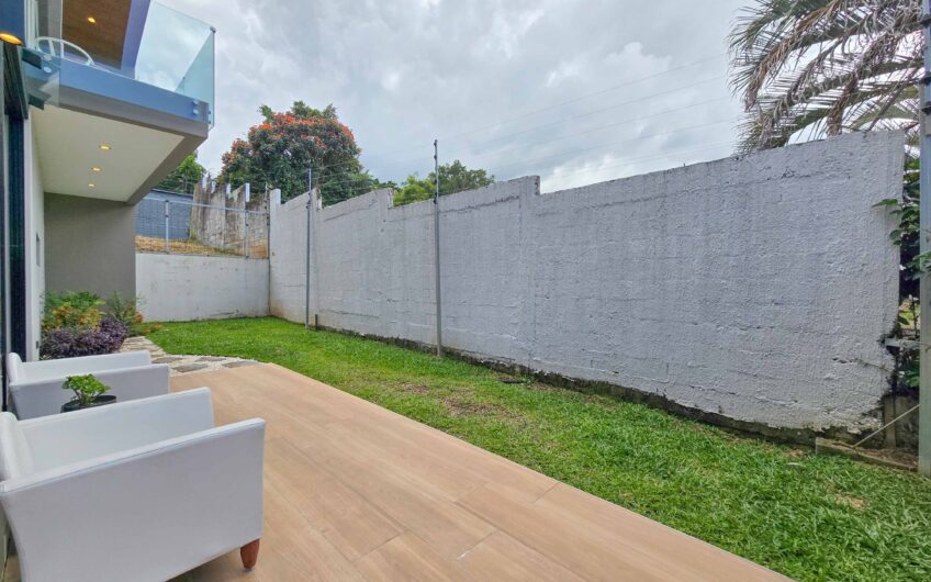 Casa Independiente Contemporánea con Jardín en Bello Horizonte Escazú