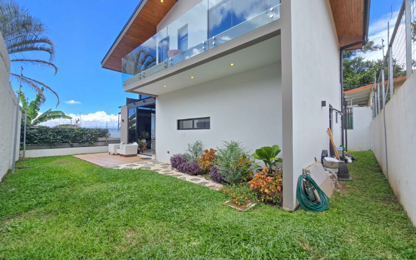 Casa Independiente Contemporánea con Jardín en Bello Horizonte Escazú