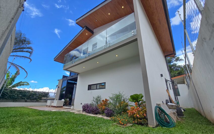 Casa Independiente Contemporánea con Jardín en Bello Horizonte Escazú