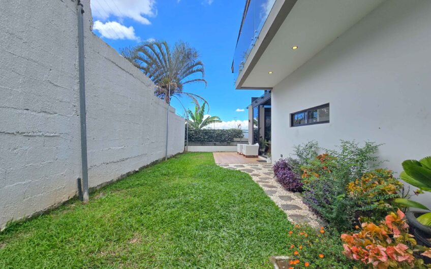 Casa Independiente Contemporánea con Jardín en Bello Horizonte Escazú