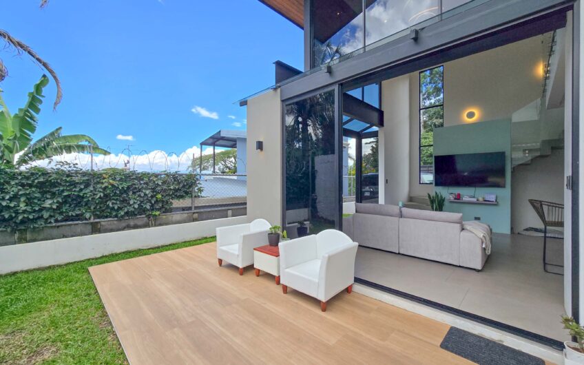 Casa Independiente Contemporánea con Jardín en Bello Horizonte Escazú