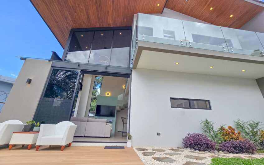 Casa Independiente Contemporánea con Jardín en Bello Horizonte Escazú