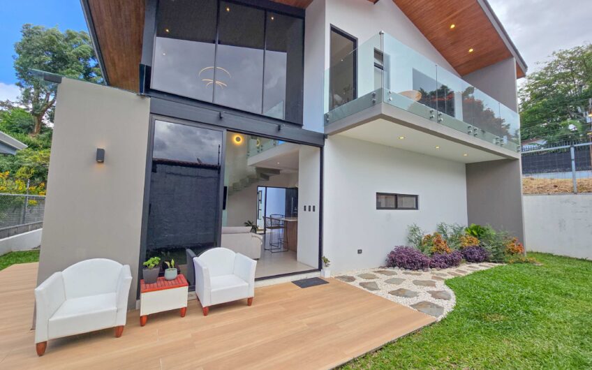 Casa Independiente Contemporánea con Jardín en Bello Horizonte Escazú