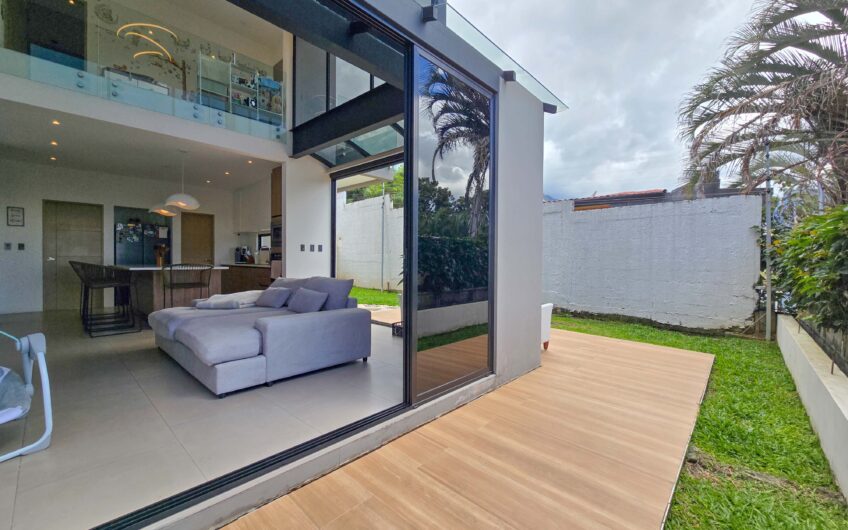 Casa Independiente Contemporánea con Jardín en Bello Horizonte Escazú