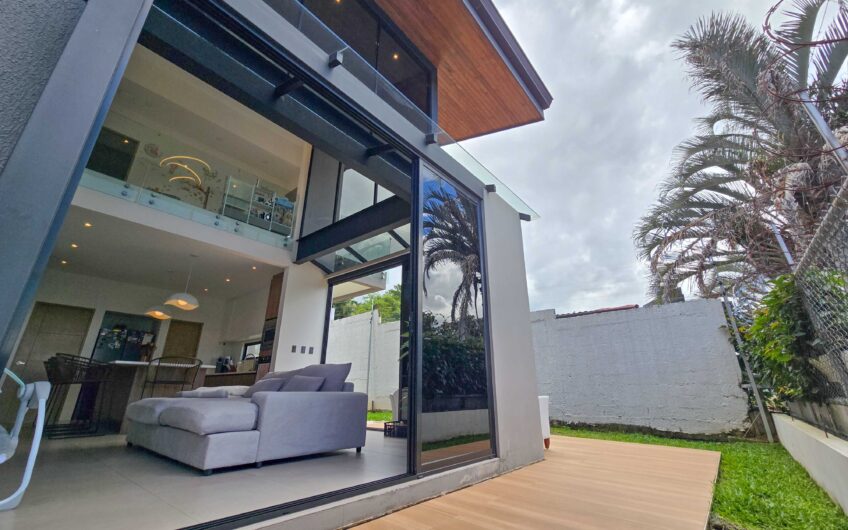 Casa Independiente Contemporánea con Jardín en Bello Horizonte Escazú