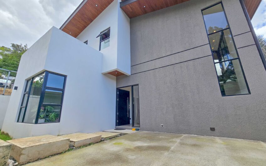 Casa Independiente Contemporánea con Jardín en Bello Horizonte Escazú