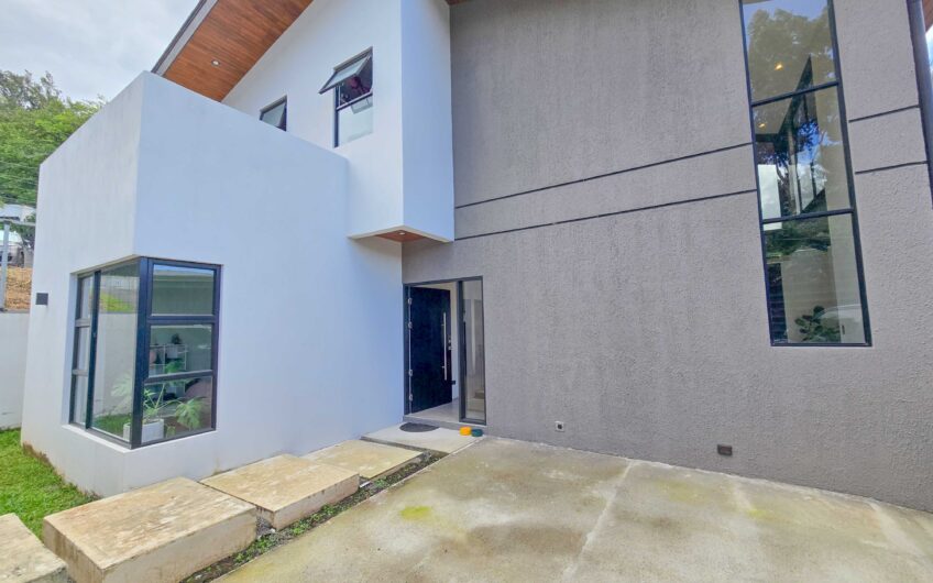Casa Independiente Contemporánea con Jardín en Bello Horizonte Escazú