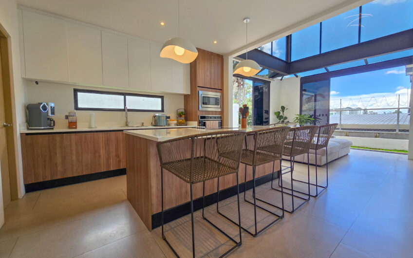 Casa Independiente Contemporánea con Jardín en Bello Horizonte Escazú