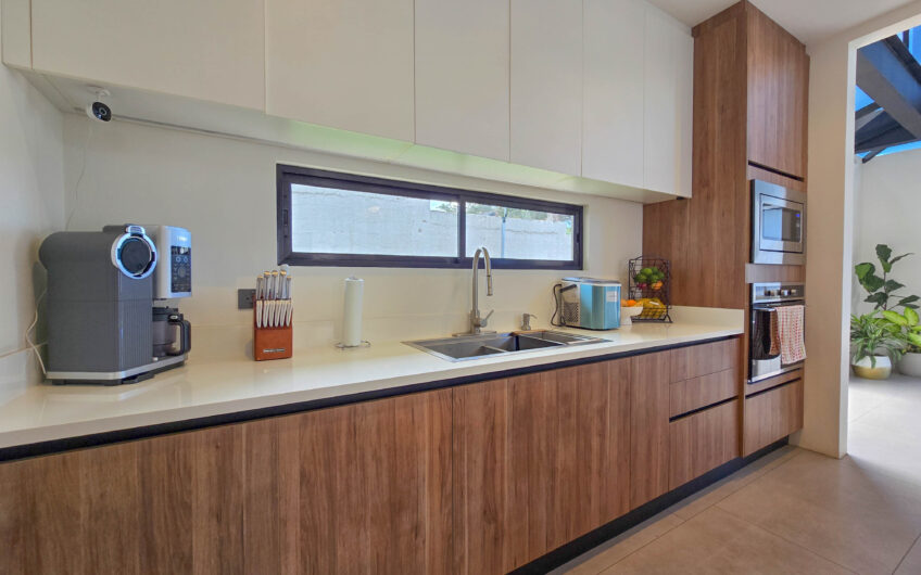 Casa Independiente Contemporánea con Jardín en Bello Horizonte Escazú