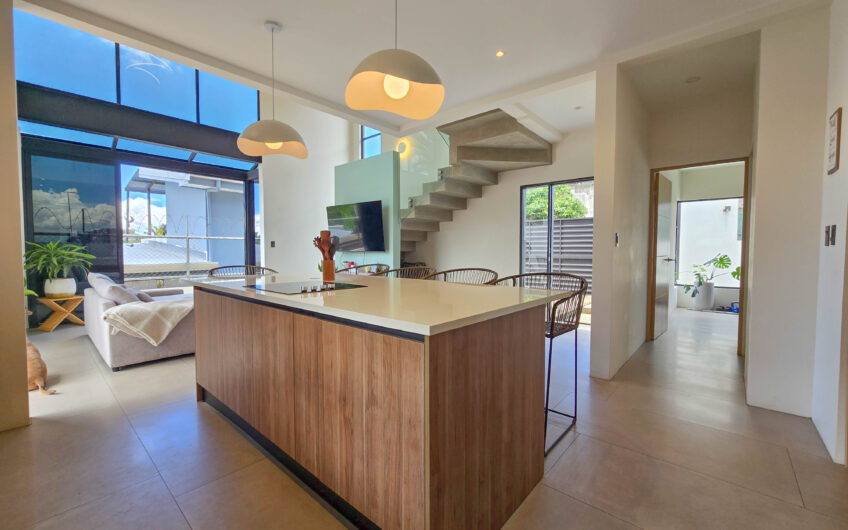 Casa Independiente Contemporánea con Jardín en Bello Horizonte Escazú