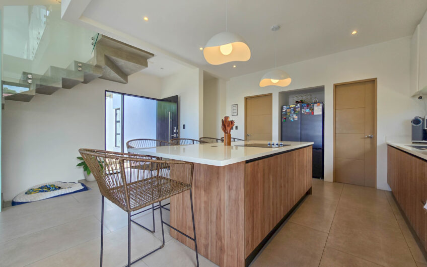 Casa Independiente Contemporánea con Jardín en Bello Horizonte Escazú