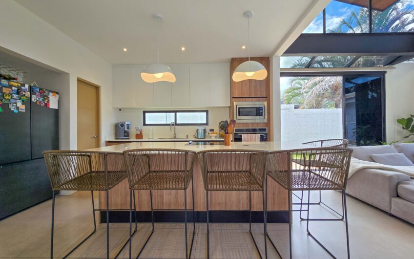 Casa Independiente Contemporánea con Jardín en Bello Horizonte Escazú