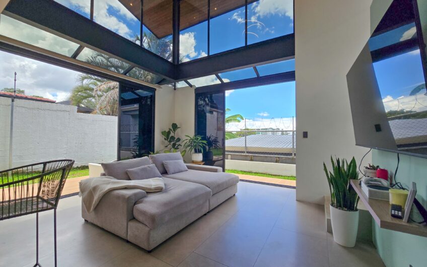 Casa Independiente Contemporánea con Jardín en Bello Horizonte Escazú