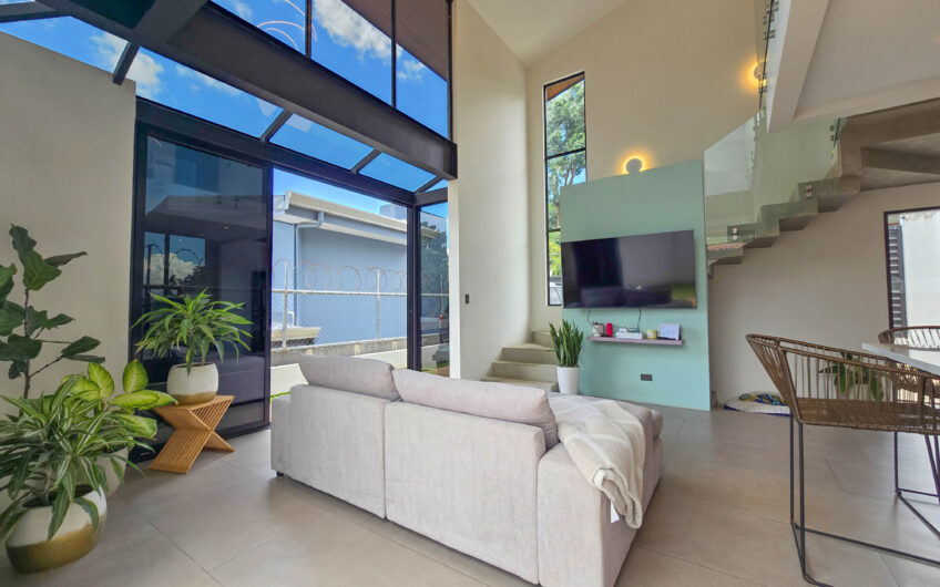 Casa Independiente Contemporánea con Jardín en Bello Horizonte Escazú
