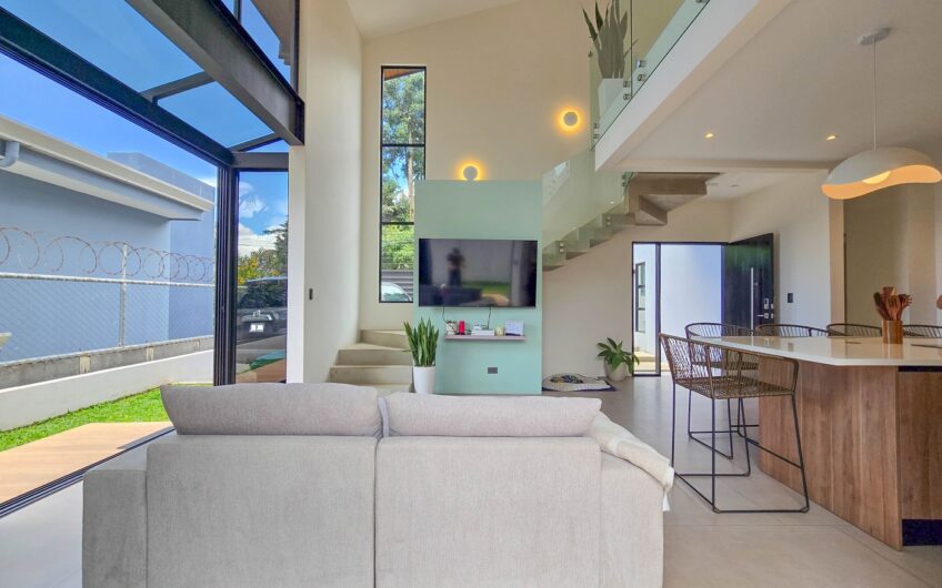 Casa Independiente Contemporánea con Jardín en Bello Horizonte Escazú