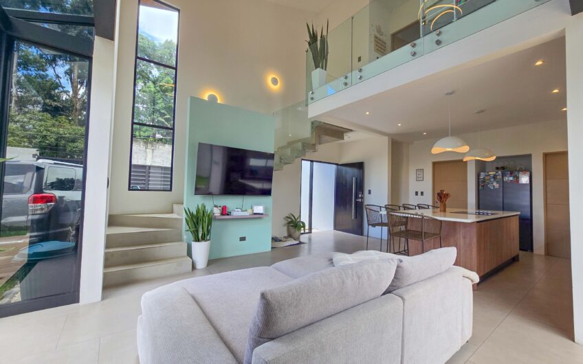 Casa Independiente Contemporánea con Jardín en Bello Horizonte Escazú