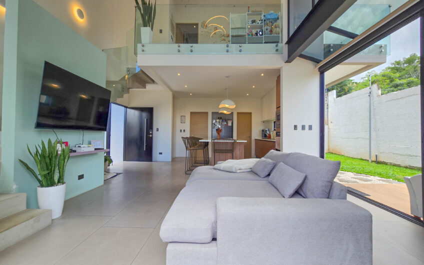 Casa Independiente Contemporánea con Jardín en Bello Horizonte Escazú