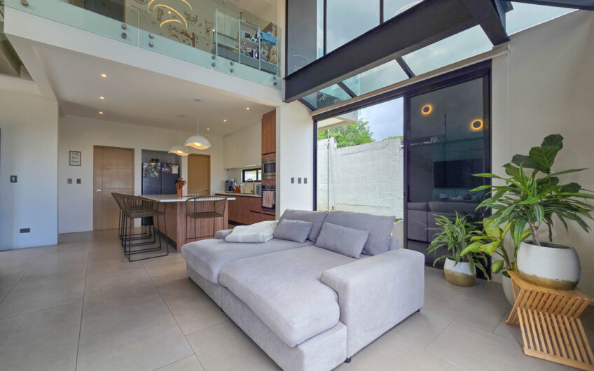 Casa Independiente Contemporánea con Jardín en Bello Horizonte Escazú