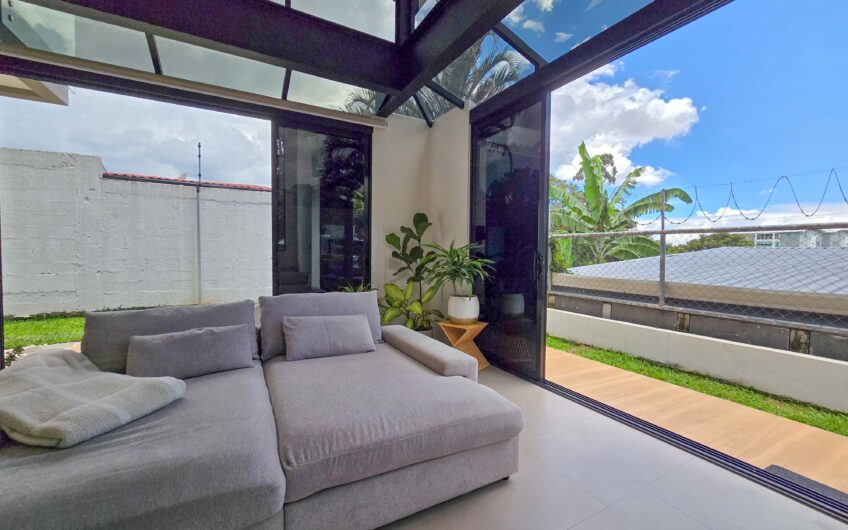 Casa Independiente Contemporánea con Jardín en Bello Horizonte Escazú