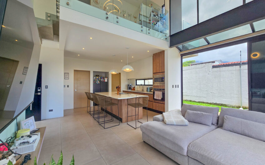Casa Independiente Contemporánea con Jardín en Bello Horizonte Escazú