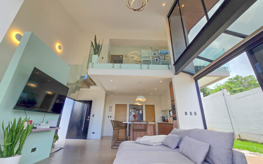 Casa Independiente Contemporánea con Jardín en Bello Horizonte Escazú