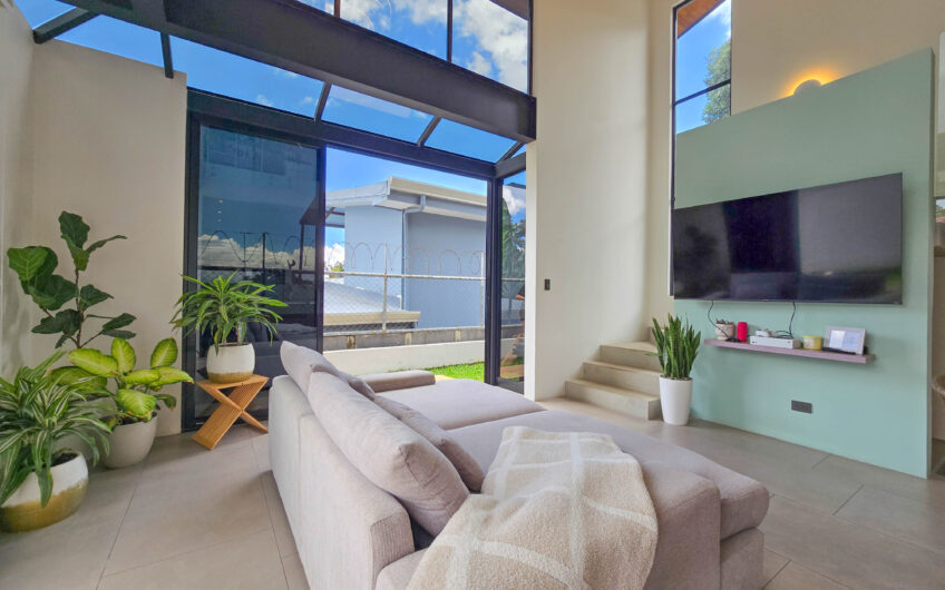 Casa Independiente Contemporánea con Jardín en Bello Horizonte Escazú
