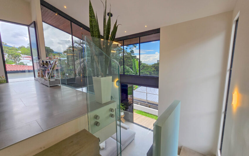 Casa Independiente Contemporánea con Jardín en Bello Horizonte Escazú