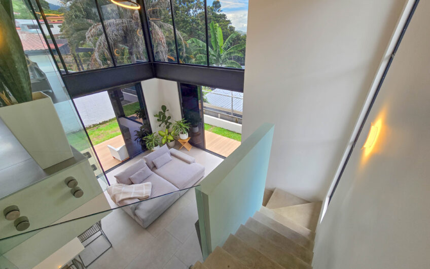 Casa Independiente Contemporánea con Jardín en Bello Horizonte Escazú