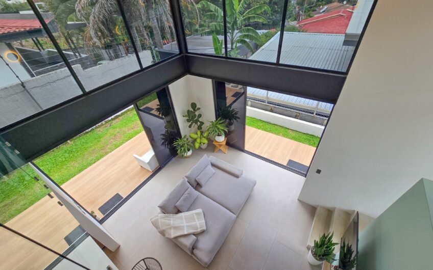 Casa Independiente Contemporánea con Jardín en Bello Horizonte Escazú