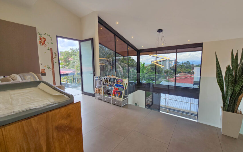 Casa Independiente Contemporánea con Jardín en Bello Horizonte Escazú