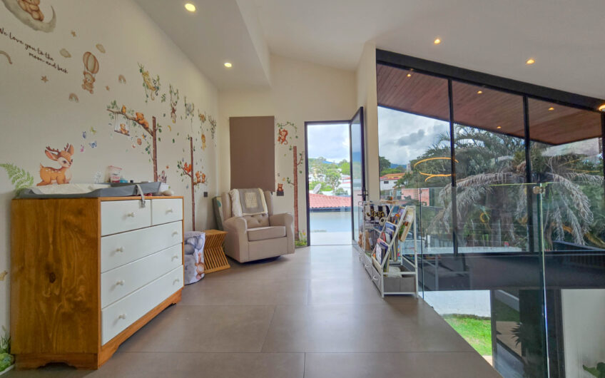 Casa Independiente Contemporánea con Jardín en Bello Horizonte Escazú