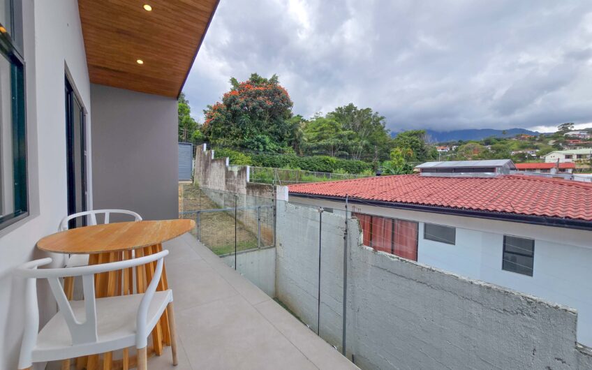 Casa Independiente Contemporánea con Jardín en Bello Horizonte Escazú
