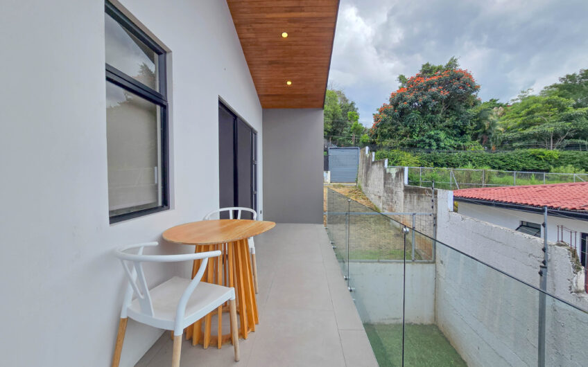 Casa Independiente Contemporánea con Jardín en Bello Horizonte Escazú