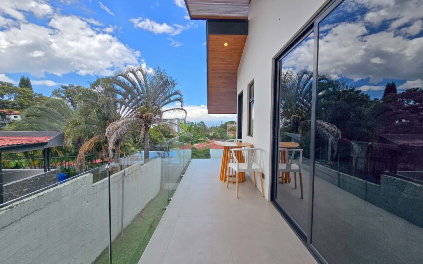 Casa Independiente Contemporánea con Jardín en Bello Horizonte Escazú