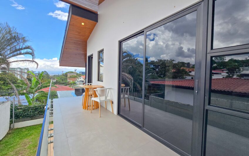 Casa Independiente Contemporánea con Jardín en Bello Horizonte Escazú