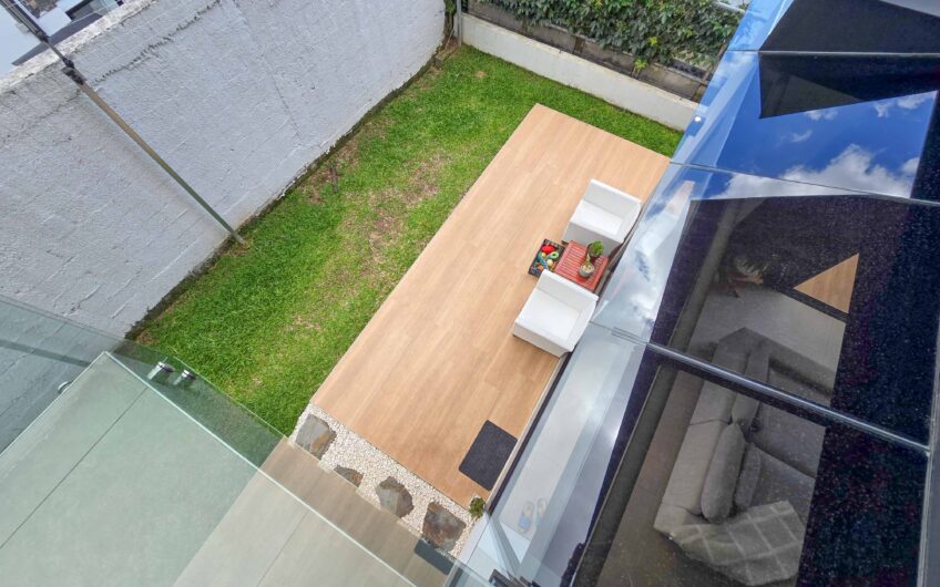 Casa Independiente Contemporánea con Jardín en Bello Horizonte Escazú
