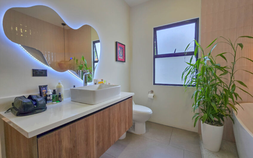 Casa Independiente Contemporánea con Jardín en Bello Horizonte Escazú