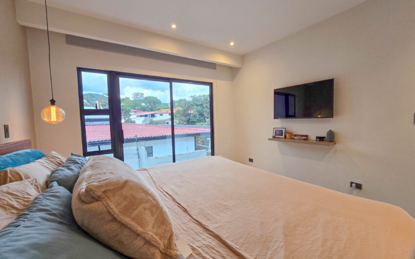 Casa Independiente Contemporánea con Jardín en Bello Horizonte Escazú