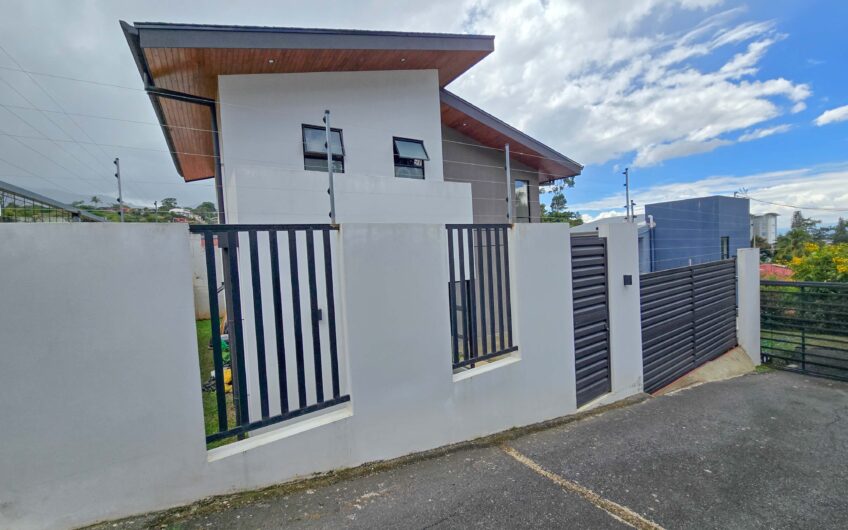 Casa Independiente Contemporánea con Jardín en Bello Horizonte Escazú