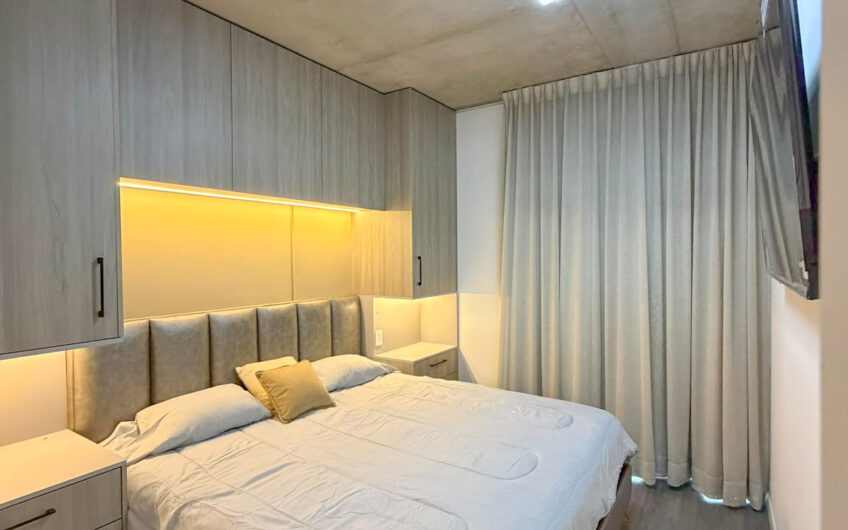 Escazu Village! Apartamento amueblado de 2 habitaciones / balcón